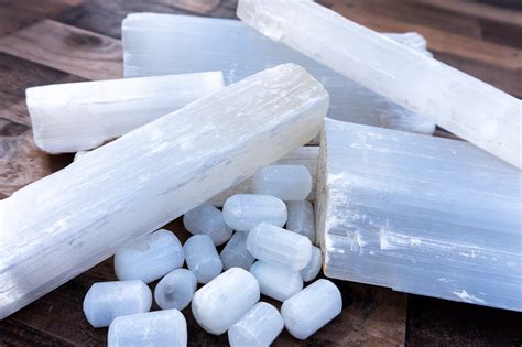 seleneitoe|what does selenite look like.